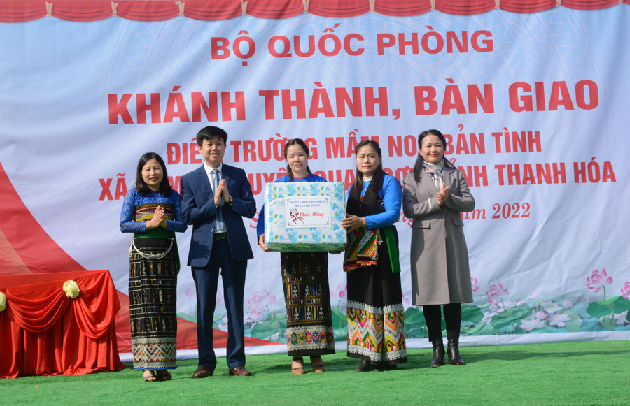 Các cơ quan ban ngành, đoàn thể tặng thiết bị dạy học cho điểm trường.