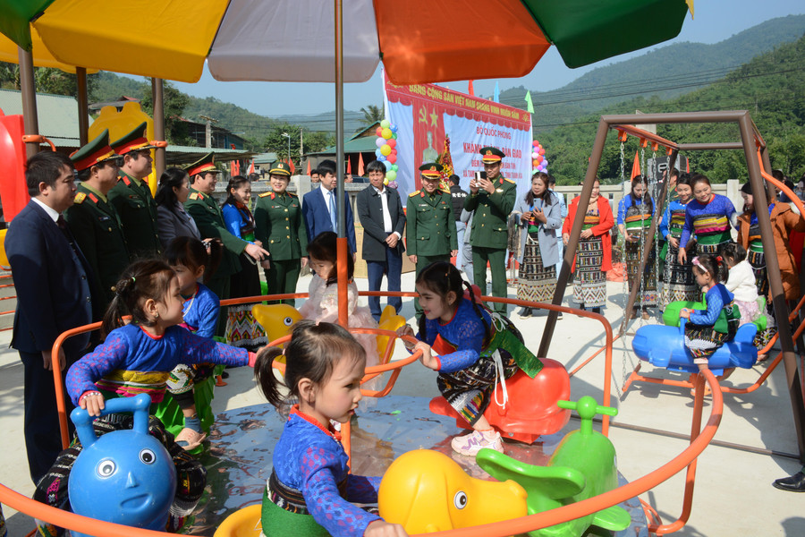 Ban Phụ nữ quân đội tài trợ khu vui chơi cho điểm trường.