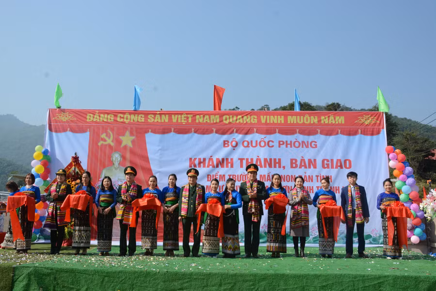 Cắt băng khánh thành công trình điểm Trường Mầm non bản Tình (xã Tam Lư).