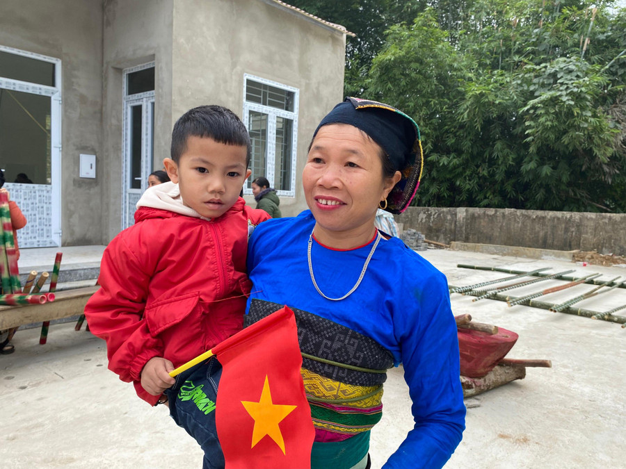 Người dân phấn khởi đón nhận công trình các cấp ngành tài trợ cho con em mình.