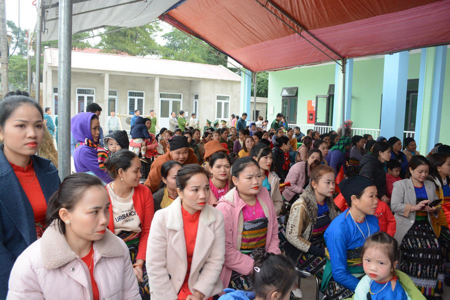 Đông đảo bà con đến dự buổi Lễ khánh thành điểm Trường Mầm non bản Tình.