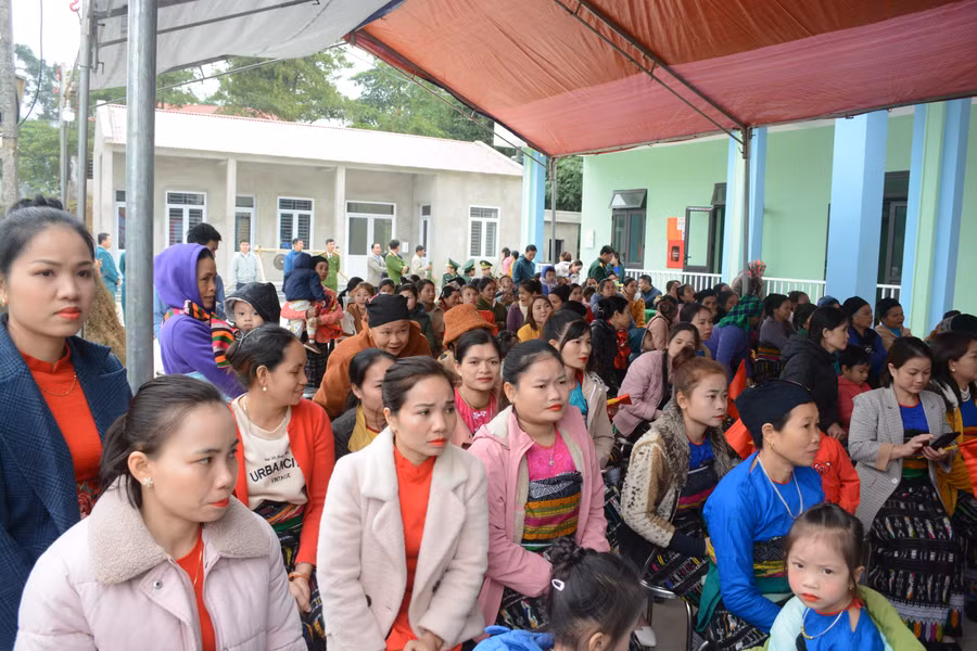 Đông đảo bà con đến dự buổi Lễ khánh thành điểm Trường Mầm non bản Tình.