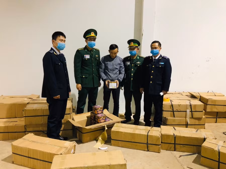 Lực lượng chức năng bắt giữa số lượng lớn pháo nổ.