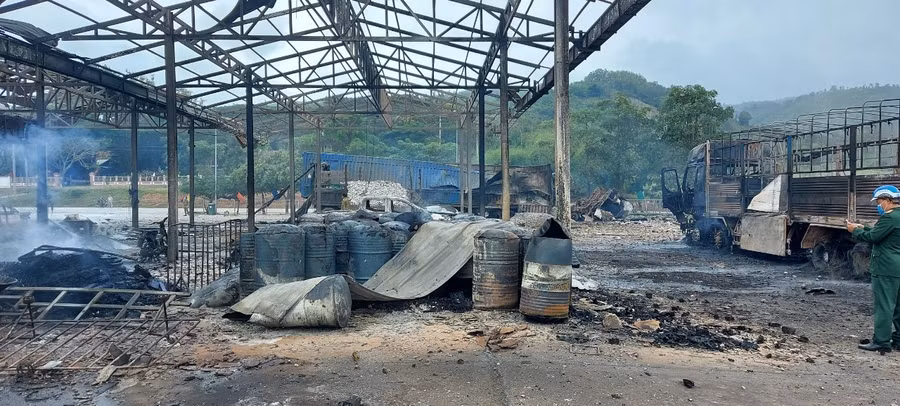 Ngọn lửa thiêu cháy kho vật tư của Hải quan.