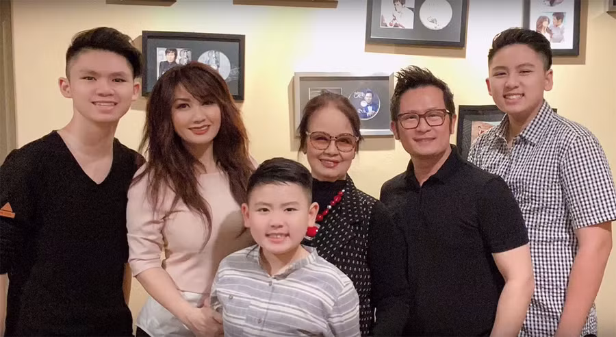 Bằng Kiều bên mẹ, vợ cũ và 3 người con.