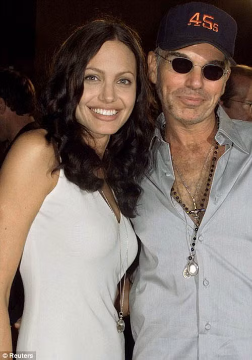 Billy Bob và Angelina Jolie từng gây sốc khi cùng đeo một sợi dây chuyền có chiếc lọ nhỏ đựng máu của đối phương
