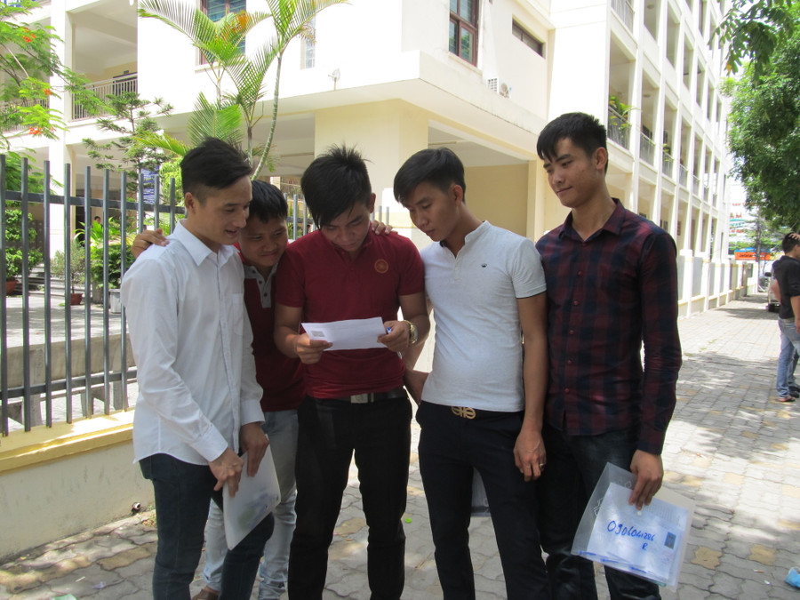 Thí sinh dò lại bài làm sau giờ thi