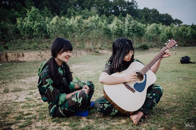 Chúng em tự hào về những người quân nhân Việt Nam, những anh bộ đội cụ Hồ với tinh thần kiên cường bất khuất nên đã quyết định thực hiện bộ ảnh kỷ yếu này. Qua bộ ảnh chúng em cũng muốn truyền đi thông điệp về tình yêu Tổ quốc”.