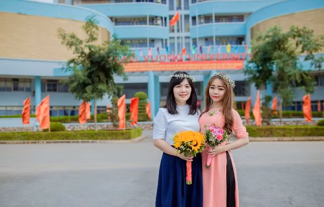 Sinh viên Phan thị Thu Hường (áo dài hồng) và cô giáo Lê Thị Thu Trang.