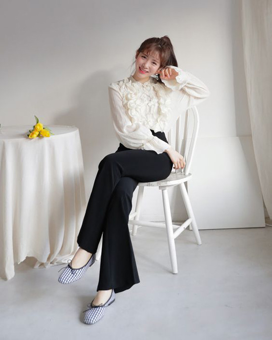 Các bạn gái phương Tây mê mệt những mẫu áo cao cổ, xếp nhiều tầng bèo nhún theo phong cách quý tộc. Trong khi đó, các cô nàng châu Á lại ưu ái những mẫu áo có đường bèo nhún nhẹ nhàng. Sơ mi công chúa làm các nàng mê style bánh bèo điêu đứng - 7