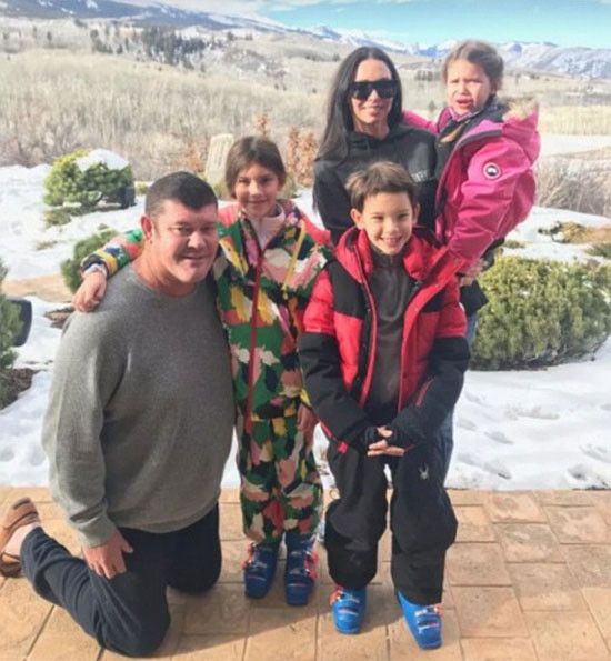 Tỷ phú bên vợ cũ và các con trong kỳ nghỉ Giáng sinh 2017. Tỷ phú bên vợ cũ và các con trong kỳ nghỉ Giáng sinh 2017.