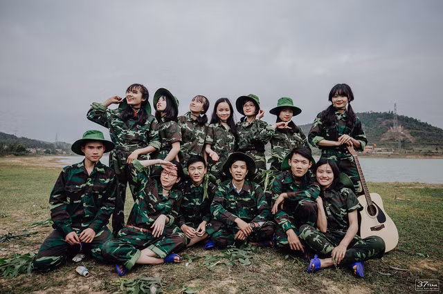 Nói về ý tưởng bộ ảnh kỷ yếu, bạn Lê Thị Mỹ Uyên đại diện cán bộ lớp chia sẻ: “Chúng em là thanh niên, thế hệ trẻ tương lai nên luôn ý thức phải tiếp nối truyền thống cha anh đã để lại.