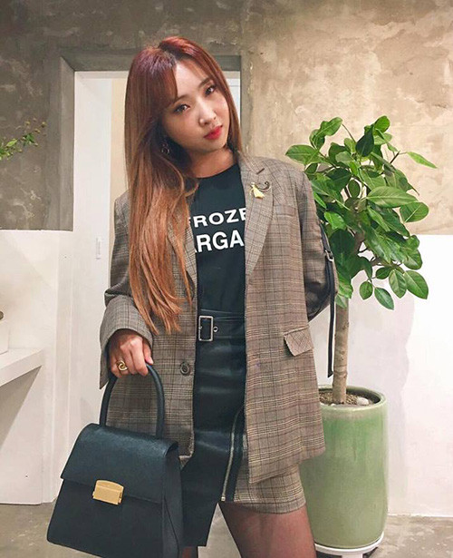 Mốt áo đắt khách nhất ngày giao mùa được sao Hàn đua nhau mặc - 2