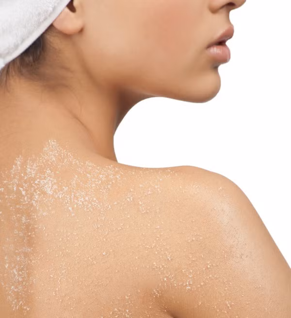 ĐườngDùng 1/2 thìa đường hòa với nước tạo thành hỗn hợp sền sệt để tẩy tế bào chết cho vùng da có vết rạn. Đường không chỉ giúp làm sạch, loại bỏ tế bào da chết mà còn giúp làm mờ vết thâm, rạn hiệu quả.