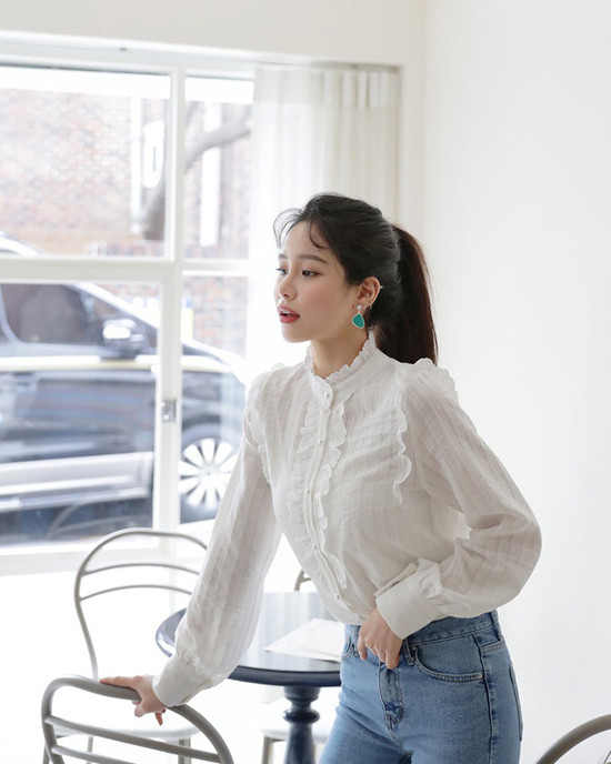 Chi tiết bèo nhún được xử lý một cách khéo léo và sắp xếp ở những vị trí đắt giá để làm mới mẫu sơ mi trắng quen thuộc. Sơ mi công chúa làm các nàng mê style bánh bèo điêu đứng - 4