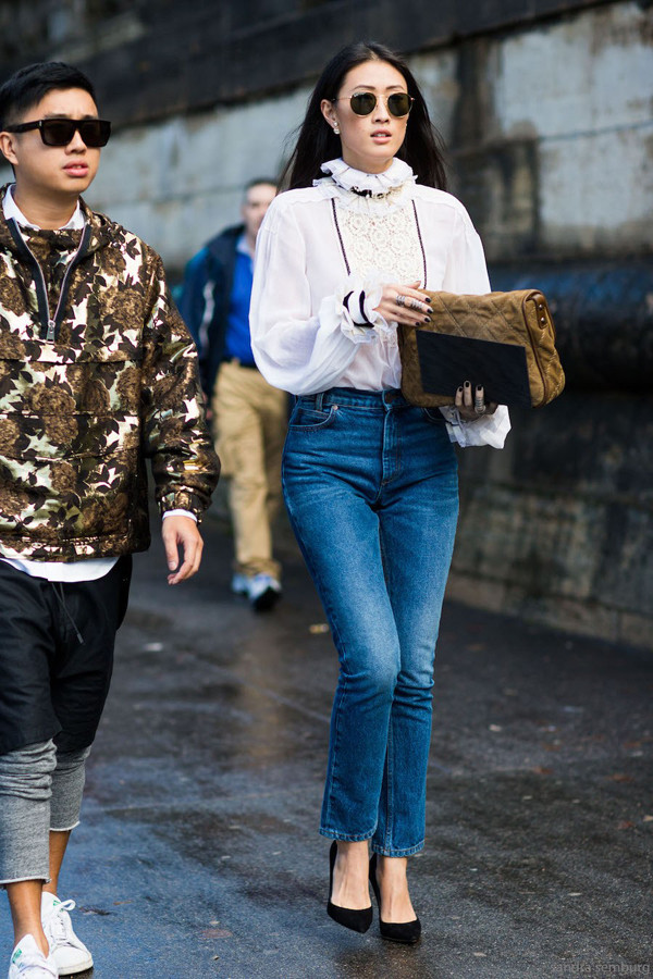 Ở mùa mốt năm ngoái, áo tay loe là sản phẩm được hội chị em yêu thích nhất. Những mẫu sơ mi phảng phất hơi thở cổ điển được phái đẹp chọn lựa và mix đồ linh hoạt ở cả 4 bốn mùa. Sơ mi công chúa làm các nàng mê style bánh bèo điêu đứng