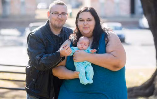 Monica đã giảm gần 100 kg từ khi mang bầu và sau khi sinh. Ảnh: The Sun.