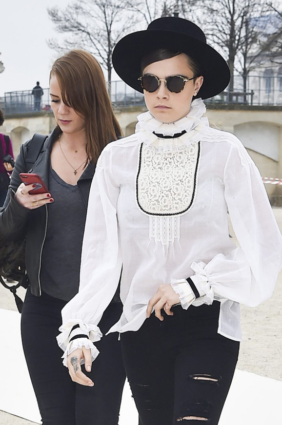 Ở mùa mốt 2018, sơ mi cách điệu vẫn là món đồ nằm trong top danh mục những trang phục đứng đầu xu hướng. Tuy nhiên, áo tay loe lại nhường ngôi vị cho các kiểu áo xếp bèo nhún, tay phồng ảnh hưởng từ các mẫu áo quý tộc châu Âu. Sơ mi công chúa làm các nàng mê style bánh bèo điêu đứng - 1