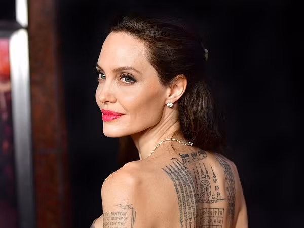 Angelina Jolie về bên tình mới sau khi ly dị Brad Pitt.