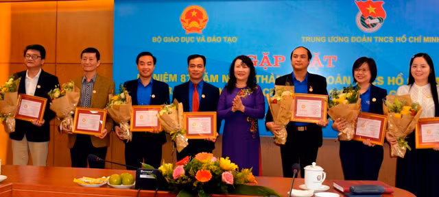 Bộ GD&ĐT trao tặng kỷ niệm chương “Vì sự nghiệp Giáo dục” cho 8 cán bộ Trung ương Đoàn