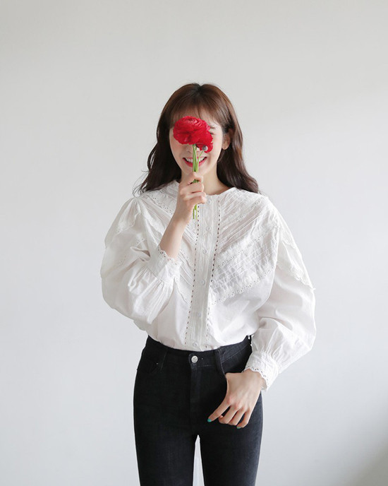 Giữa trào lưu ăn mặc thịnh hành ở mùa xuân hè 2018, sơ mi cách điệu là mốt dễ dáng áp dụng cho các nàng công sở. Sơ mi công chúa làm các nàng mê style bánh bèo điêu đứng - 5