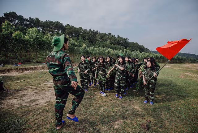 Trong bộ đồng phục màu xanh cùng chiếc mũ tai bèo, các cô cậu học trò đều trở nên chín chắn như những anh bộ đội cụ Hồ thực thụ, vừa có nét duyên dáng nhí nhảnh, vừa yêu đời.