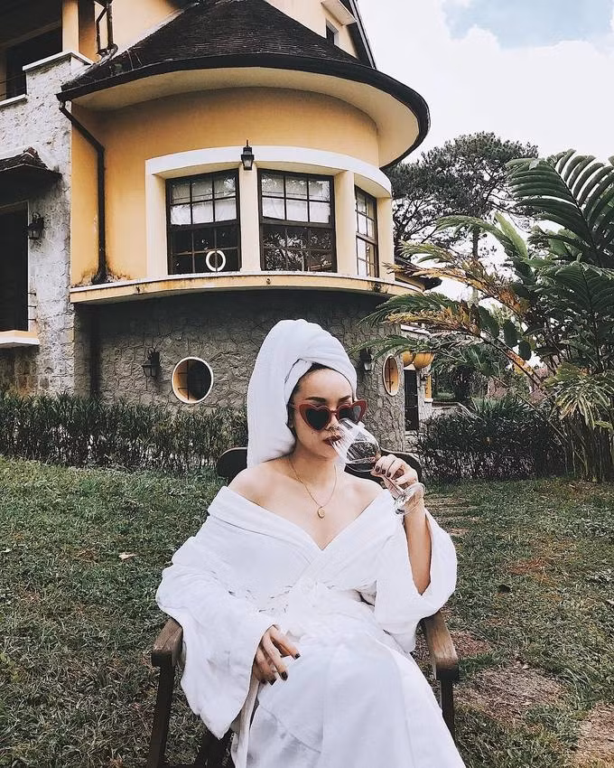 Áo choàng tắm đang là trào lưu trong showbiz Việt ảnh 9