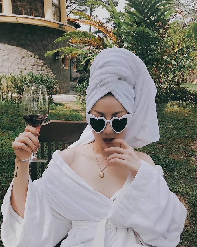 Áo choàng tắm đang là trào lưu trong showbiz Việt ảnh 10 Áo choàng tắm đang là trào lưu trong showbiz Việt ảnh 10