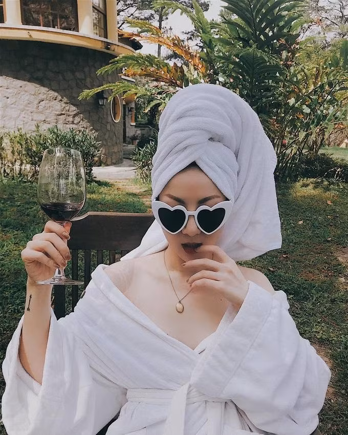 Áo choàng tắm đang là trào lưu trong showbiz Việt ảnh 10