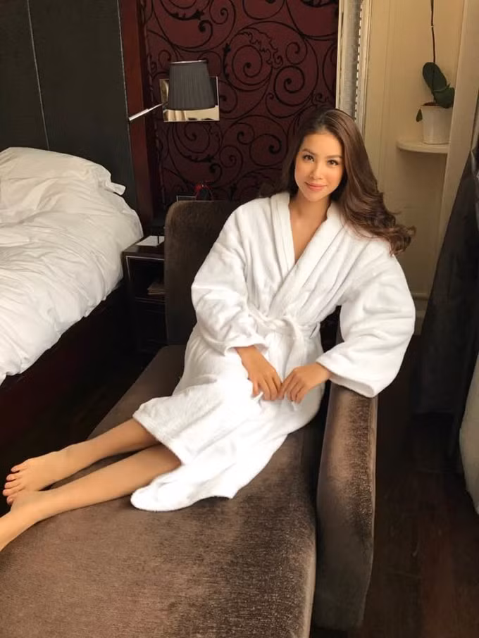 Áo choàng tắm đang là trào lưu trong showbiz Việt ảnh 2