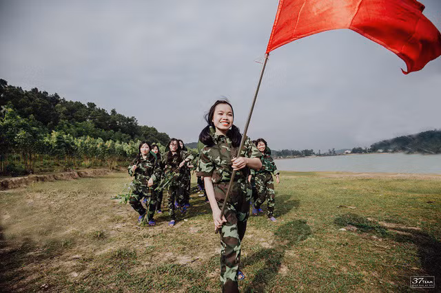 Từ lâu, chụp ảnh kỷ yếu đã trở thành một phần không thể thiếu của bất kỳ tập thể cuối cấp nào, từ học sinh mẫu giáo, lớp 5, lớp 9, lớp 12 và không thể thiếu các lớp đại học. Nhằm lưu lại những kỷ niệm đẹp bên nhau, nhiều tập thể còn tỉ mỉ nghĩ ra cả câu chuyện cho bộ ảnh của mình, chọn những trang phục mang ý nghĩa để chụp ảnh theo chủ đề.