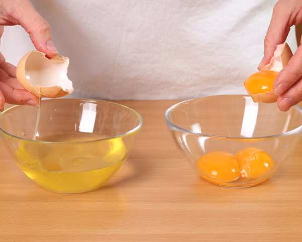 Lòng trắng trứngLòng trắng trứng là giải pháp trị liệu hữu hiệu cho nhiều vấn đề da như mụn, vết thâm, nếp nhăn và cả rạn da. Hàm lượng collagen cao trong trứng giúp tăng khả năng tái tạo tế bào, cho làn da mịn màng hơn. Đánh bông lòng trắng trứng rồi thoa lên vùng da có vết rạn, để cho khô lại rồi bóc ra, lau sạch với nước ấm. Thực hiện liệu pháp này 2 - 3 ngày/lần để có thấy hiệu quả rõ rệt.