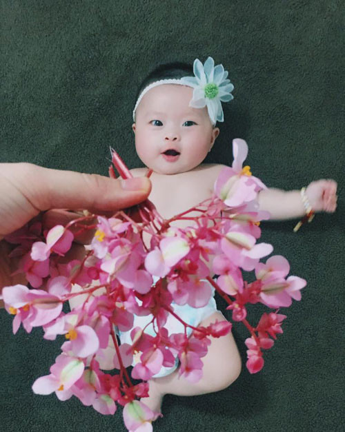 Chỉ bằng cách thay đổi vị trí các chùm hoa, chiếc lá của mẹ, Boo đã có những chiếc váy không đụng hàng. Chỉ bằng cách thay đổi vị trí các chùm hoa, chiếc lá của mẹ, Bơ đã có những chiếc váy độc đáo.