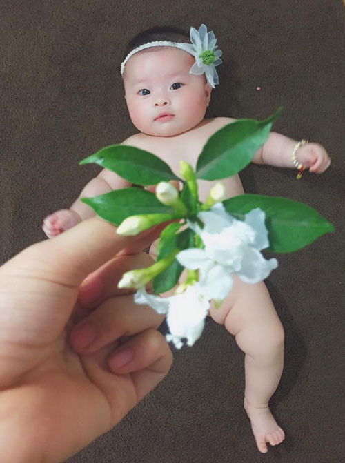 Thấy mẹ đưa bông hoa đỏ, miếng hoa quả hay chiếc lá, cô bé quẫy đạp chân tay, cười phấn khích và có nhiều biểu cảm trên gương mặt. Thấy mẹ đưa bông hoa đỏ, miếng hoa quả hay chiếc lá, cô bé quẫy đạp chân tay, cười phấn khích và có nhiều biểu cảm trên gương mặt.