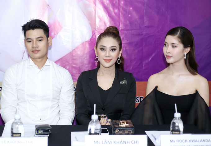 Người đẹp Lâm Khánh Chi (giữa) tham gia buổi giao lưu cùng Á hậu Rock, nam vương Khôi Nguyên và nhiều bạn trẻ chuyển giới khác. Người đẹp Lâm Khánh Chi (giữa) tham gia buổi giao lưu cùng Á hậu Rock, nam vương Khôi Nguyên và nhiều bạn trẻ chuyển giới khác.