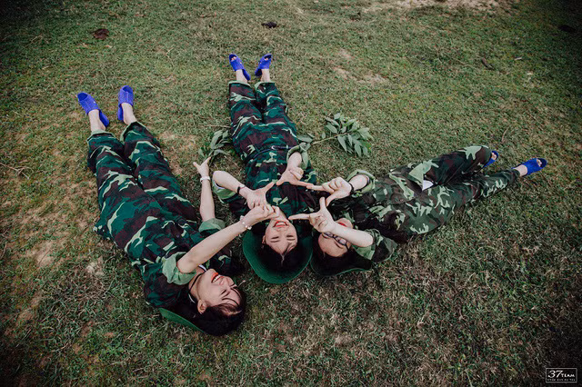 Thú vị bộ ảnh kỷ yếu mang màu xanh áo lính của học sinh Nghệ An ảnh 8