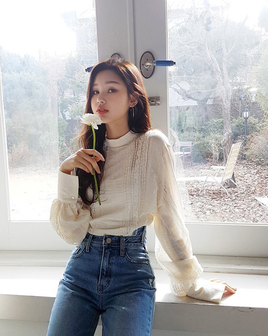 Những kiểu áo hot trend đã đượctô điểm khá nhiều chi tiết cho phần ngực áo, cổ tay và cầu vai, chính vì thế khi phối đồ các tín đồ thời trang thường kết hợp chúng với các mẫu quần jean, quần âu có màu đơn sắc và kiểu dáng đơn giản. Sơ mi công chúa làm các nàng mê style bánh bèo điêu đứng - 9