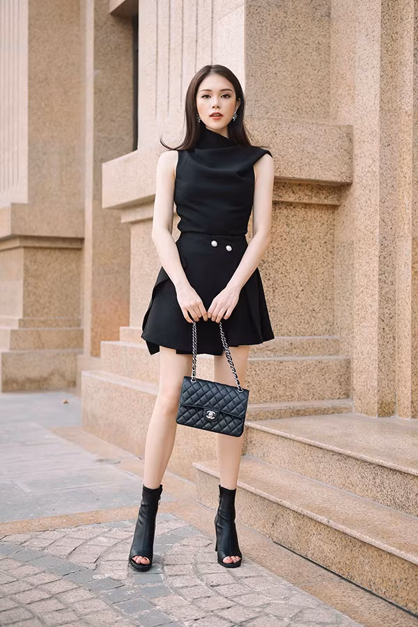 Tông màu chủ đạo vẫn là những gammàu trầm như đen trắng, nâu đất, ghi đá sang trọng và thanh lịch.