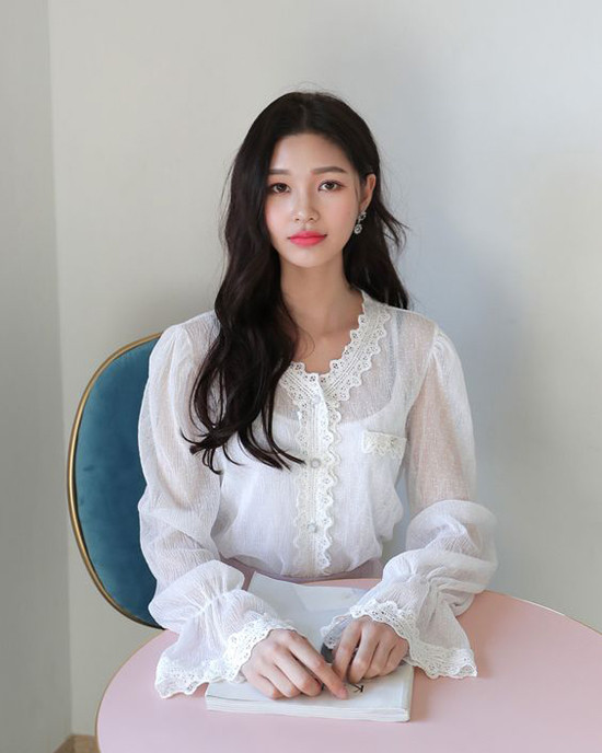 Ngoài việc tạo khối để gây ấn tượng cho từng kiểu trang phục, sơ mi ở mùa mốt mới còn được kết hợp nhiều chất liệu voan, lụa, ren để tăng nét gợi cảm. Sơ mi công chúa làm các nàng mê style bánh bèo điêu đứng - 6