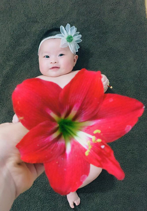 Chị Sáng cho hay, Boo tỏ ra thích thú mỗi lần mẹ cho xem hoa, quả hay những đồ có màu sắc. Chị Sáng cho hay, Boo tỏ ra thích thú mỗi lần mẹ cho xem hoa, quả hay những đồ có màu sắc.