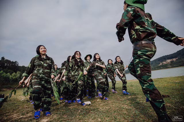 Và mới đây, bộ ảnh của tập thể lớp 12A1, trường THPT Quỳnh Lưu 2 (Nghệ An) là một ví dụ như thế. Không phải áo dài trắng, áo vest như những bộ ảnh truyền thống thường thấy, các em học sinh này quyết định chọn đồng phục áo lính để đánh dấu kỷ niệm trước khi chia tay mái trường cấp 3.