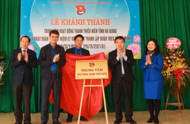 Các đồng chí lãnh đạo tỉnh và Trung ương Đoàn khánh thành Trung tâm