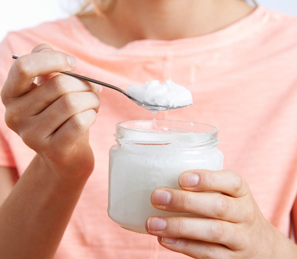 Dầu dừa Cũng như dầu thầu dầu, dầu dừa có khả năng chữa lành các tổn thương da hữu hiệu. Axit lauric trong dầu dừa giúp phục hồi các tổn thương da như sẹo hay vết rạn. Thoa dầu dừa lên vùng da có vết rạn rồi massage nhẹ nhàng cho thấm hết vào da, không lau hay rửa sạch lại. Cũng như dầu thầu dầu, dầu dừa có khả năng chữa lành các tổn thương da hữu hiệu. Axit lauric trong dầu dừa giúp phục hồi các tổn thương da như sẹo, vết rạn hay nếp nhăn.