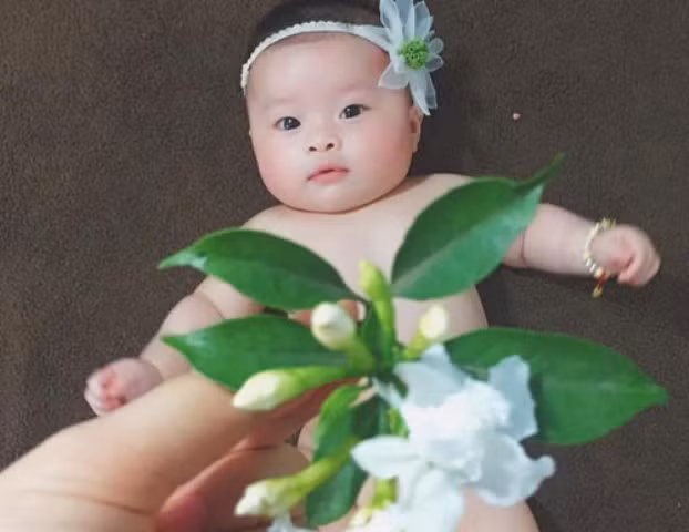 Bé 4 tháng tuổi có "bộ sưu tập" váy áo từ chất liệu vườn nhà