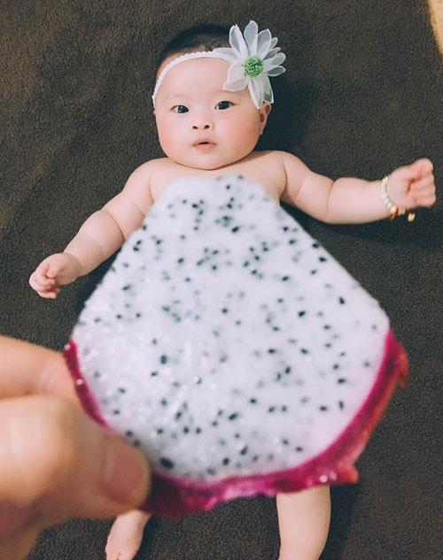 "Lúc đấy là hơn 14h, trời không lạnh lắm và phòng kín gió, lại có quạt sưởi, tôi mới dám chụp ảnh con. Con hợp tác nên mẹ chụp rất nhanh", chị Sáng nói. Lúc đấy là hơn 14h, trời không lạnh lắm và phòng kín gió, lại có quạt sưởi, nên tôi mới dám chụp ảnh con. Con hợp tác nên mẹ chụp rất nhanh, chị Sáng nói.