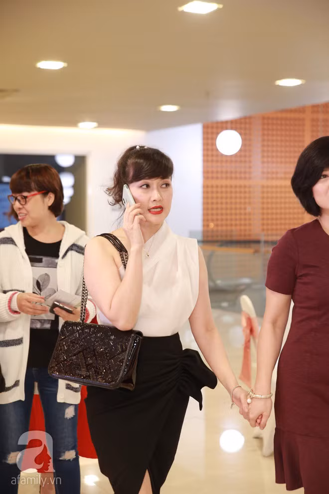 Cô đi cùng các đồng nghiệp ở Nhà hát Tuổi trẻ.