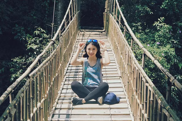 Là một cô gái năng động, Chi từng đi làm thêm, là trợ giảng tiếng Anh và nhân viên marketing