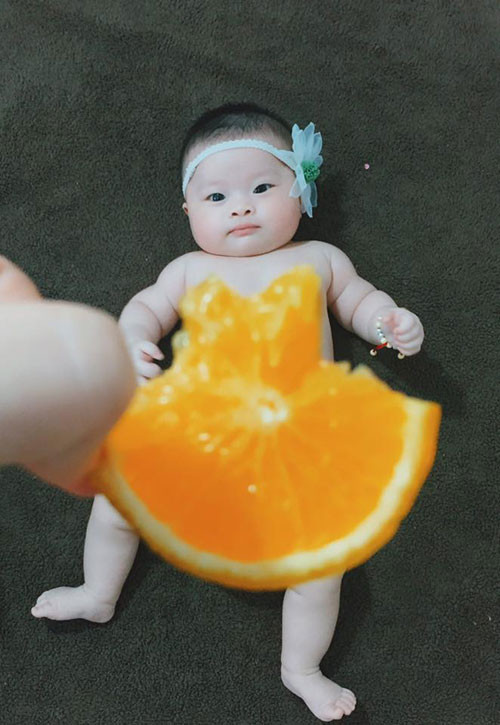 Bé Boo mới hơn 4 tháng tuổi nhưng đã được mẹ Sáng dành tặng bộ sưu tập những chiếc váy độc đáo làm từ hoa, củ quả và rau. Bé Boo mới hơn 4 tháng tuổi nhưng đã được mẹ Sáng dành tặng bộ sưu tập những chiếc váy độc đáo làm từ hoa, củ quả và rau.