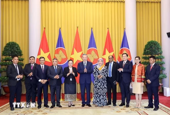 Chủ tịch nước Tô Lâm với Đại sứ các nước ASEAN. (Ảnh: Nhan Sáng/TTXVN).