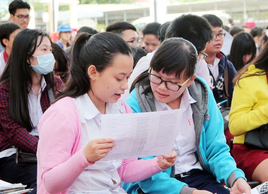 Bộ đề thi tham khảo: Cấu trúc đề Văn hay, đề Tiếng Anh phân hóa cao